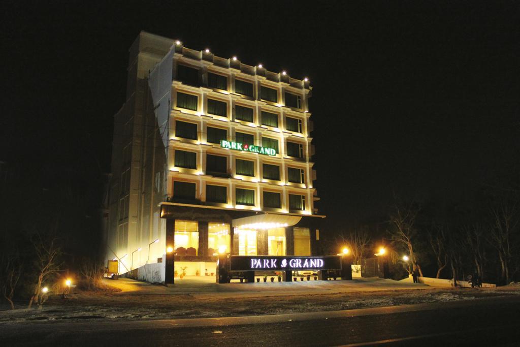 Hotel Park Grand, At Haridwār Esterno foto
